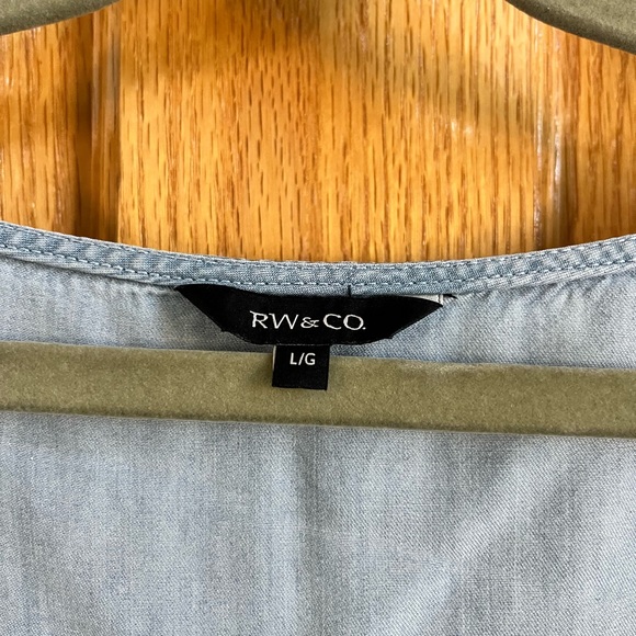 RW&CO Light Denim Flutter Sleeve Top Sz L - Picture 3 of 3